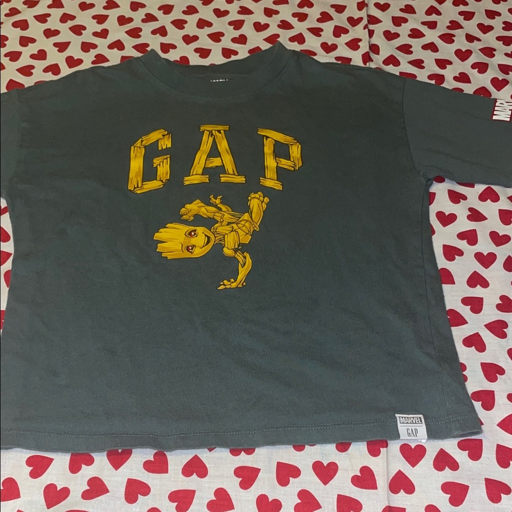 Green & yellow gap kids marvel t-shirt (6-7)